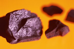 El carbón activo se deriva de la vegetación carbonizada y quemada y se usa para aliviar una variedad de problemas de estómago y abdominales.
