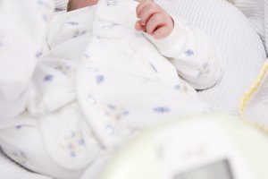 Tu bebé puede verse lindo en un moisés, pero podría representar un riesgo para su seguridad.