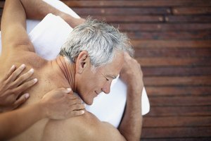 Hombre recibiendo un masaje en un spa.