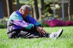 Los programas basados en estiramientos como el yoga pueden ayudar a aumentar tu amplitud de movimiento.