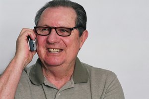 Un hombre con el rostro enrojecido.
