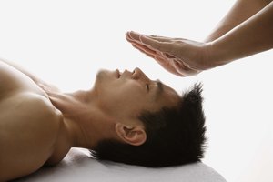 El Reiki utiliza un toque curativo para provocar un sano equilibrio de energía.