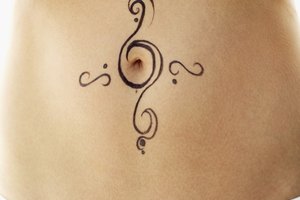 Definitivamente, las estrías afectan a los tatuajes.