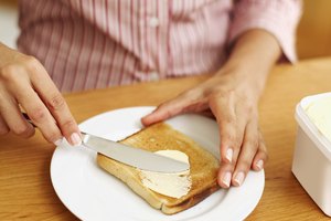 Una porción de margarina contiene 34 calorías por cada cucharadita.