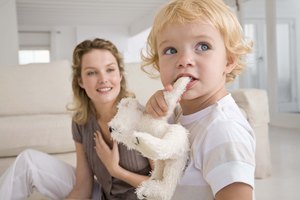 Los anillos o juguetes para la dentición que el niño pueda masticar ayudan a evitar las mordeduras provocadas por la dentición.