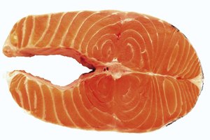 El salmón fresco a menudo contiene más grasas omega-3 que el de lata.