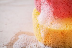 Ducharte y lavarte el cuerpo y el cabello con agua tibia y jabón suave es una obligación después de nadar.
