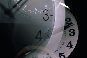 Una línea de tiempo organiza eventos en orden cronológico, lo que refuerza la idea de secuenciación.