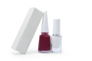 El gel ultravioleta se coloca sobre las uñas como si fuera un esmalte.