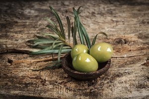El extracto de hojas de olivo se comercializa como un suplemento antibacterial, antiviral y fungicida.