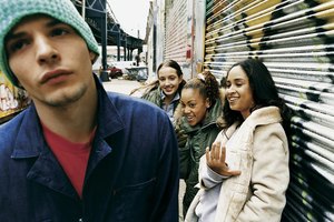 Los cambios en el desarrollo del cerebro y las hormonas pueden hacer que los adolescentes sean rebeldes.