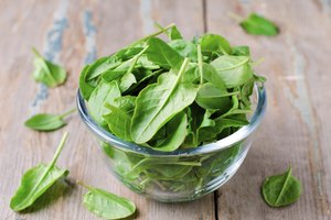 La espinaca es una fuente de energía nutrititva que puede crear deliciosas opciones bajas en calorías.
