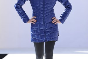 Una modelo exhibe lo último en indumentaria de ski en la Aspen Fashion Week.