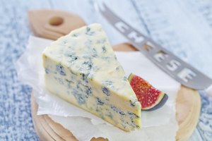 Triángulo de queso azul.