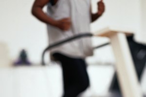 Camina en una máquina elíptica para hacer cardio.