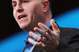 El fundador y CEO de Dell, Michael Dell, se dirige a la audiencia de Oracle en 2010.