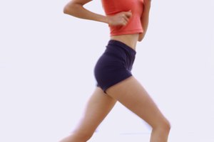 Algunos partidarios del correr minimalista prefieren correr descalzos.