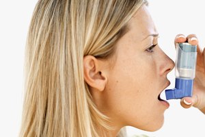 El asma es más severo durante los períodos premenstruales, en el embarazo y en la menopausia.