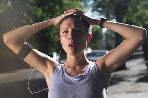 Si experimentas síntomas serios que indiquen un entrenamiento excesivo, haz un alto y busca atención médica.