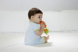 Los bebés suelen llevar los juguetes a la boca, aumentando el riesgo de daño a su salud