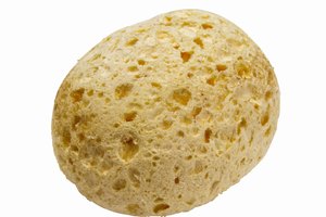 Frota el callo con una piedra pómez.