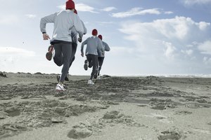 Corre largas distancias por lo menos dos veces a la semana.