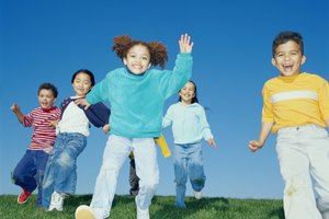 Estos simples juegos además de divertidos promueven el ejercicio físico.