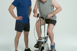La quema rápida de calorías que experimentas al pedalear en una bicicleta fija puede contribuir a la pérdida de peso.