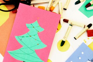 Crea tarjetas, etiquetas para regalo y papel para envolver con simples materiales de papelería.