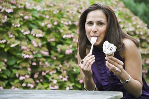 Mujer comiendo helado.
