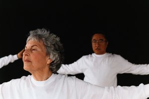 Incluye ejercicios de desarrollo del equilibrio para ayudar a los ancianos a reducir el riesgo de sufrir caídas.