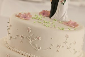 Man and wife figures on wedding cake