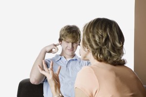 La grosería y la rebeldía puede parecer como parte del curso, pero puedes cambiar el comportamiento poco atractivo de tu adolescente dándole una atención más cercana.