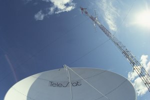 Ten cuidado al quitar la antena parabólica de la montura. Puede ser pesada.