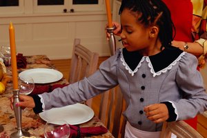 Deja que los niños participen en los preparativos de la cena.