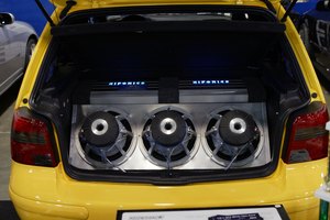 Sistemas de subwoofer conectados a sistemas de estéreo caseros y de auto de diferentes maneras.