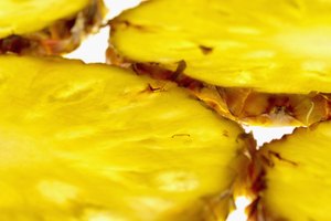 Las rebanadas de la piña contienen enzimas que ayudan a ablandar cubo de filete.