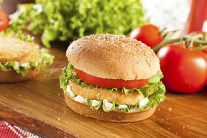 El pollo se utiliza como un sustituto saludable de la carne de vacuno por muchas personas en los restaurantes de comida rápida.