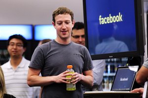 El director general Mark Zuckerberg creó Facebook para ayudar a los individuos a mantenerse en contacto a través de Internet.