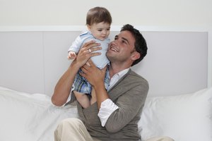 Ayudar a honrar a un padre primerizo al darle un regalo por el Día del Padre.