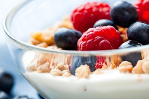 Yogur con granola y fruta.