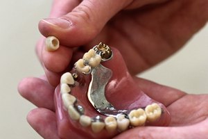 Pon una pequeña cantidad de pegamento sobre la pieza.