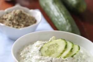 Salsa de yogur, pepino y eneldo.