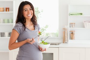 Mujer embarazada comiendo.
