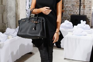La publicista Roxy Jacenko asiste al espectáculo de Ellery en la Mercedes-Benz Fashion Week Australia llevando unos leggings, un vestido negro y zapatos de tacón.