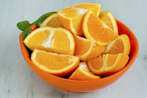 Tazón de naranjas en rodajas.