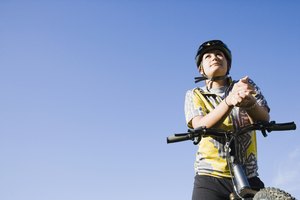 Encuentra actividades que puedas disfrutar, como andar en bicicleta, que es un estupendo ejercicio cardiovascular.