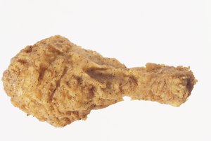 Opta por muslos asados sin piel en lugar de muslos empanizados y fritos.