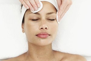 Antes de un tratamiento facial con láser, la piel será preparada con una limpieza y la aplicación de una crema anestésica.