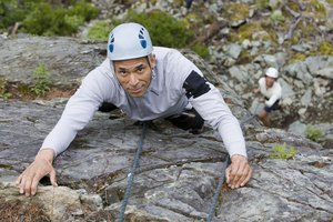 Los bíceps te ayudan a conquistar las montañas al escalar.